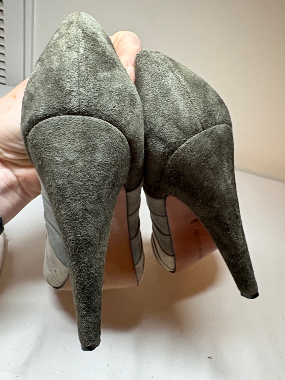 Badgley Mischka Gray Gradation Suede Heeled Pumps Size 8 - Picture 7 of 13